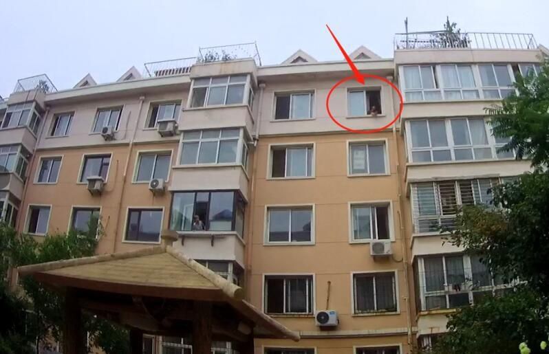  民警|女孩因写作业挨说要跳楼 民警把她救回后陪做试卷