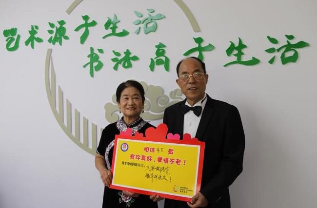 婚纱照|披上婚纱度金婚！郑州35对老人补拍婚纱照迎七夕