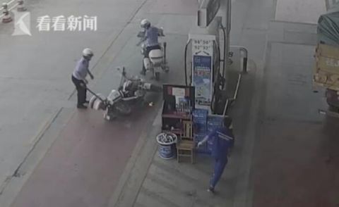  加油站|警车加油站起火 刚入职的他提起灭火器冲了上去