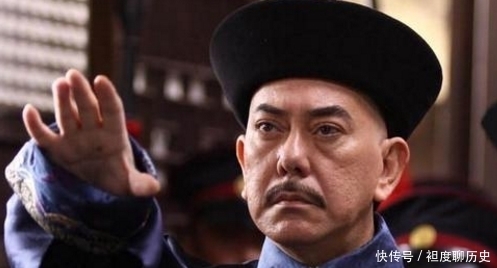 下跪|为什么清朝官员下跪前，都要先拍两下袖子再跪？这里面学问可大了