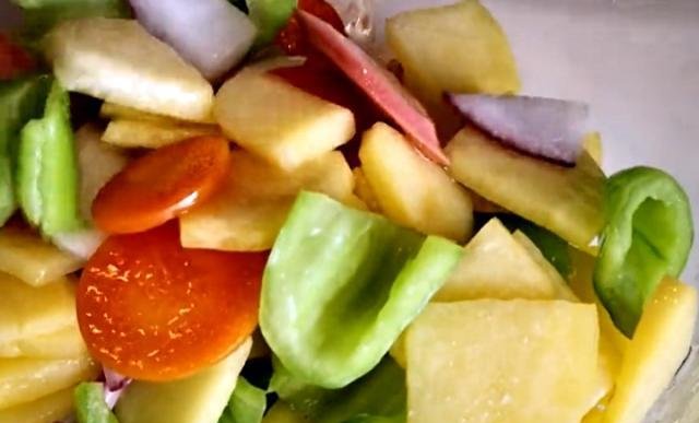  全家|土豆最简单做法，一炸一炒，鲜香入味，上桌全家抢着吃，回回光盘