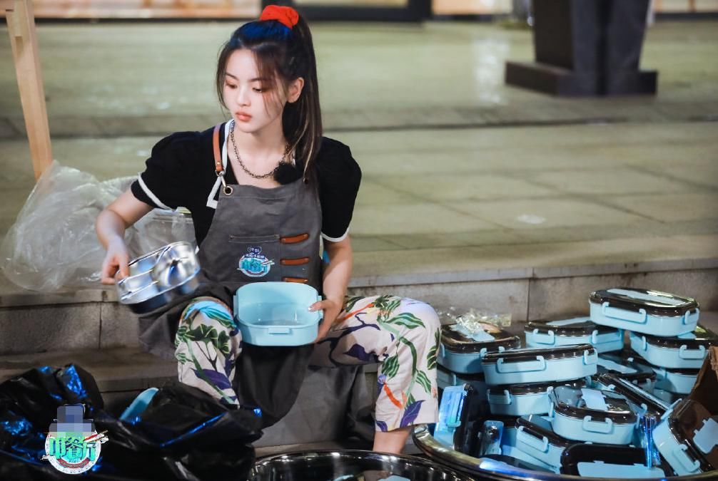  中餐厅|《中餐厅》口碑爆棚，为致敬一线人员，黄晓明带队做800份盒饭