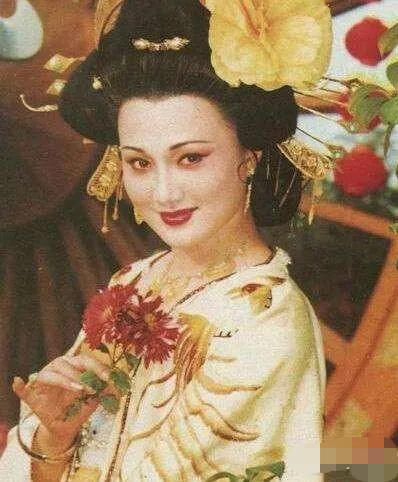  玻璃|曾经绝美容貌遭人嫉妒险被玻璃渣子毁容，如今却自行整成网红脸？