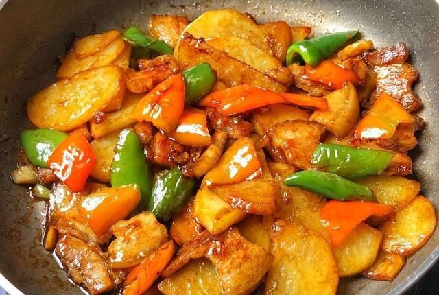  五花肉|五花肉煎土豆做出了干锅的味道，经典美食深入人心，容易上手