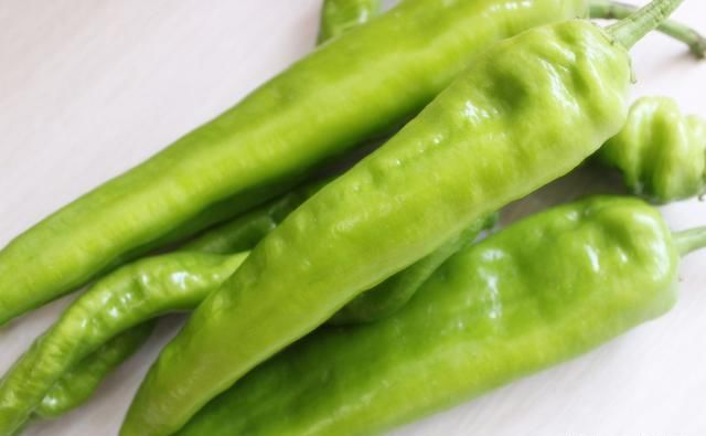  菜农|买青椒，如何区分辣的青椒和不辣的青椒？菜农教您一招，别乱买了