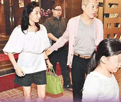  老公|她嫁百亿老公住8层豪宅，生了3个娃样子竟能保持30年不变