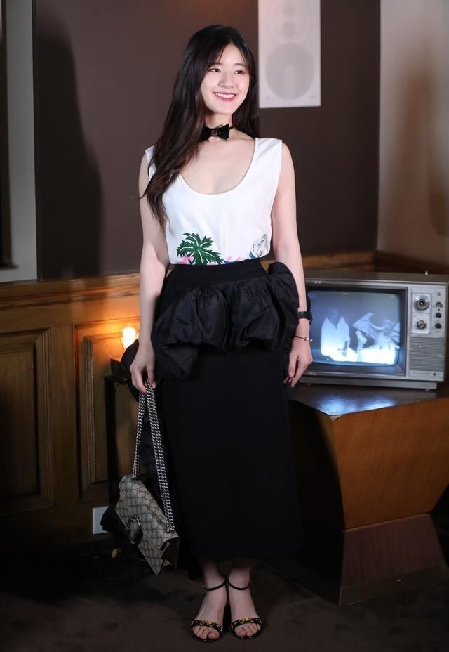 造型|活动造型,赵露思失手显矮又显胖,王鸥白裙优雅却被发际线扣分