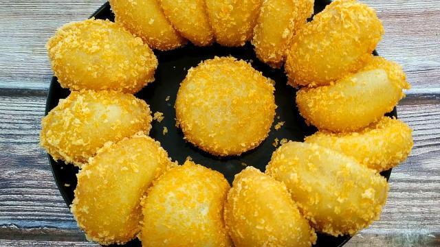 美食|土豆又出新做法了,加1碗糯米粉,吃着软糯香甜,出锅就扫光