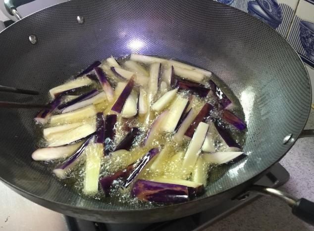 炒前|做红烧茄子时,炒前多加这一步,鲜嫩入味不油腻