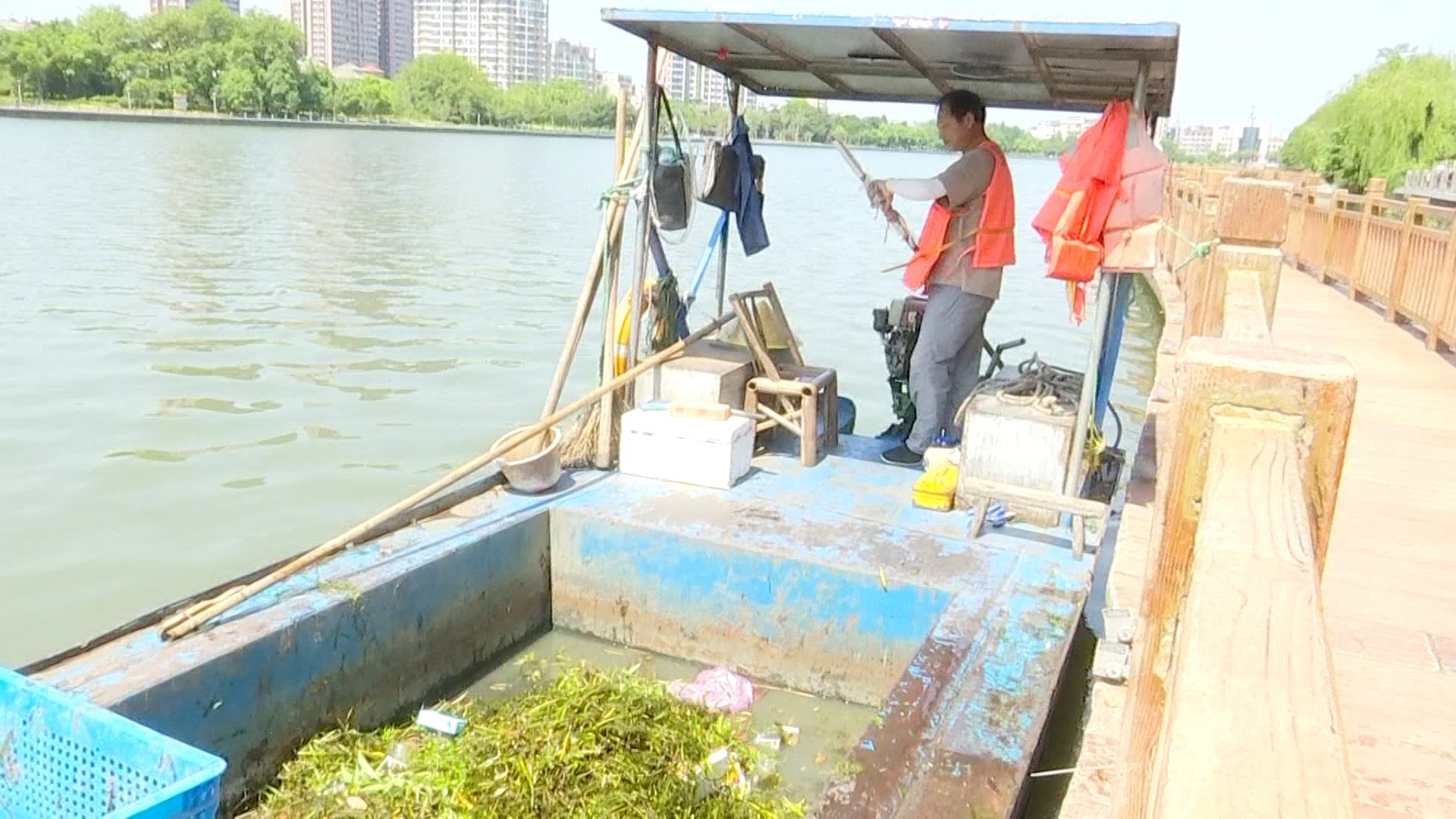  头顶|清漂工人头顶烈日战高温 一兜一笠保一江碧水