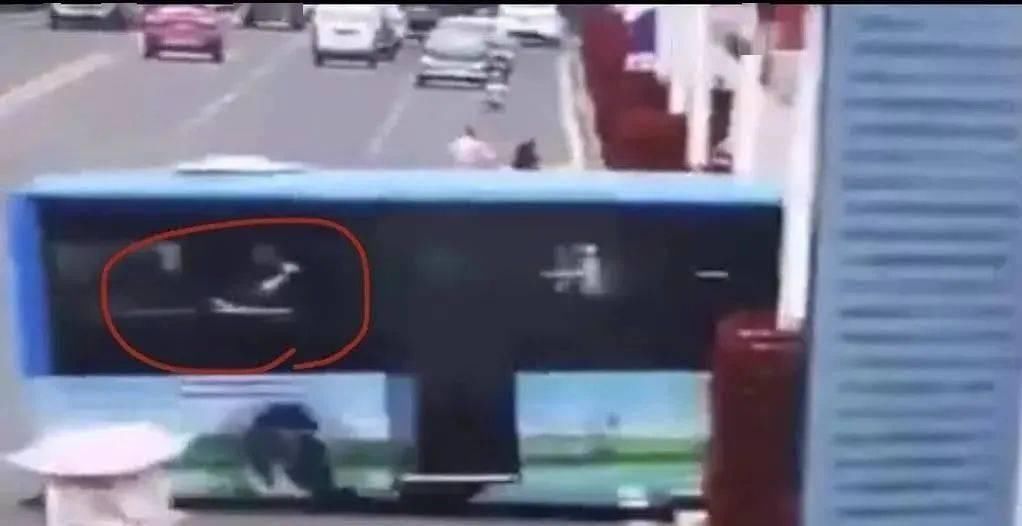  关键时刻|关键时刻砸窗游泳逃生，必备技能不能忽视