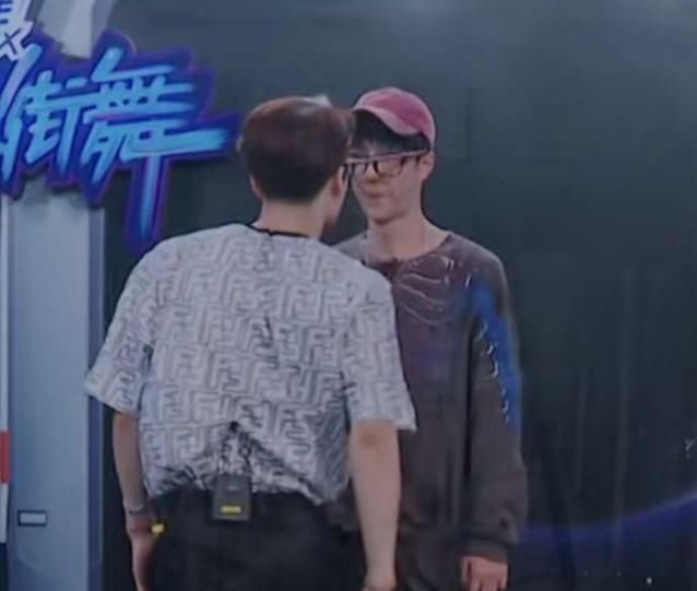 王一博和王|王一博《街舞》成搞笑担当戴眼镜总笑场,四位队长跳“女团”舞