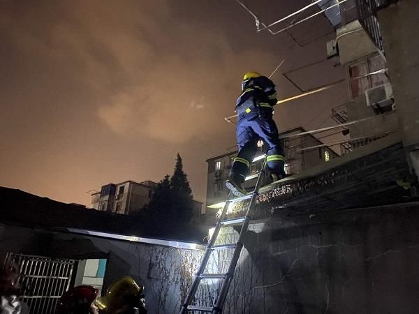  内江|内江路一小区传出焦糊味 疑似空调外机短路引发