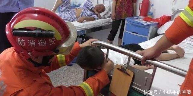  墙上|小学生发现墙上有小洞，好奇心作祟一阵猛抠，结果消防员来了