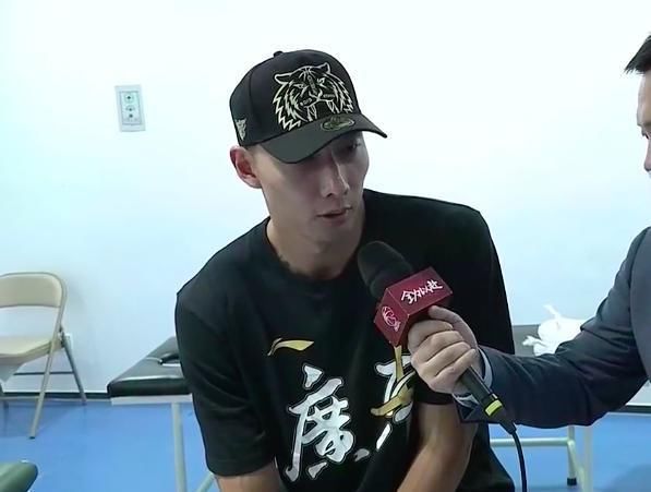  坦然|泪目！阿联坦然面对伤病：这是竞技体育一部分，拿第十冠一切都值得