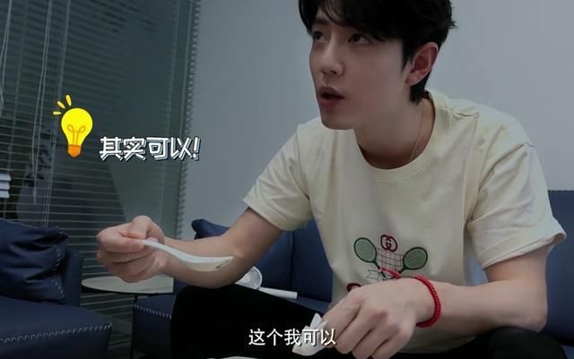 豌豆黄|肖战尝试北京小吃,被豌豆黄惊出表情包,求生欲强都吃光