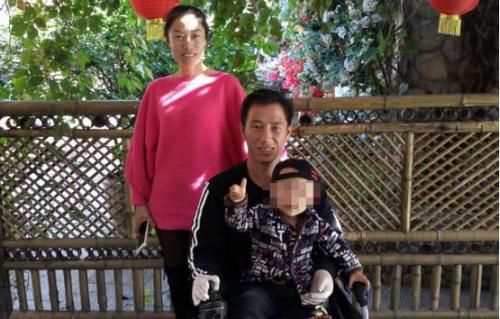 坐轮椅|从活蹦乱跳到瘫坐轮椅，他19岁时拾起的“钥匙链”，折磨了他23年