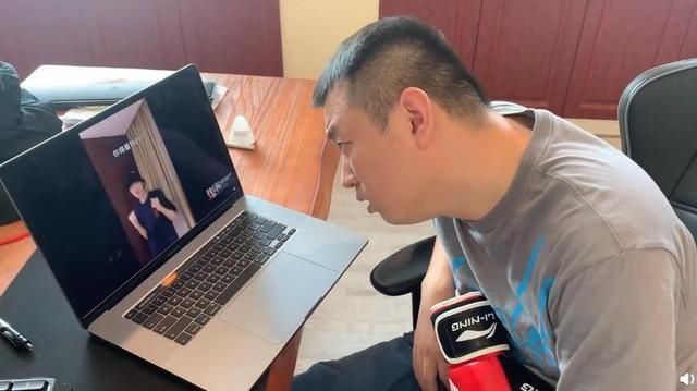 英雄联盟|Rita吊带装出镜，男解说都不敢直视，药水哥直夸妹妹真漂亮