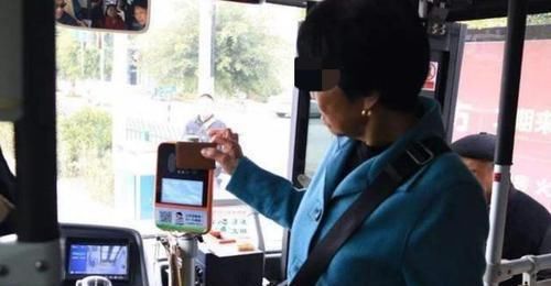 位大妈|大妈逼孕妇让座被拒，张嘴就咒＂孩子早晚得掉＂，孕妈做法太解气了