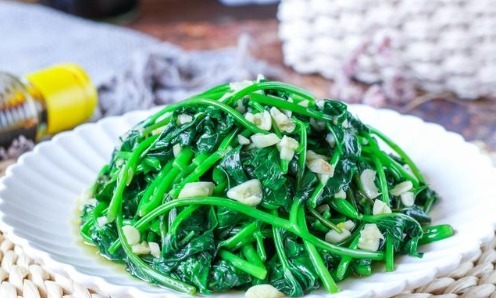 青菜|不管炒啥青菜,牢记1个小妙招,青菜翠绿不发黑,也不出水