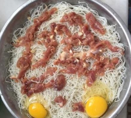  香喷喷|米粉老是太油腻？大妈教你这样做，不油炒，不水煮，出锅香喷喷！