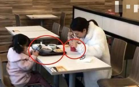 会让孩子|母女俩服务区用餐，路人的一段“偷拍”火了，网友：这孩子养废了