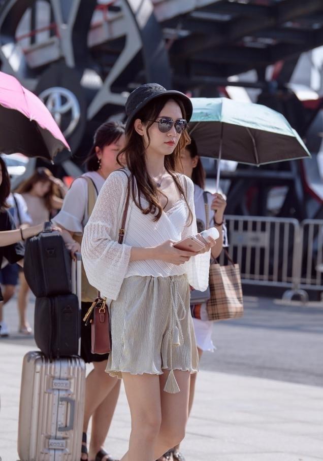  小美女|街拍：清新有魅力的小美女，长相靓丽气质优雅