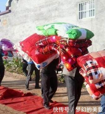 新娘|新娘父母只准备了一条被子，新郎气的大骂新娘！真是错怪人家了！