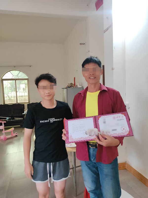  小孩|广东一高考生伪造清华录取通知书骗家长，当地回应：小孩作秀