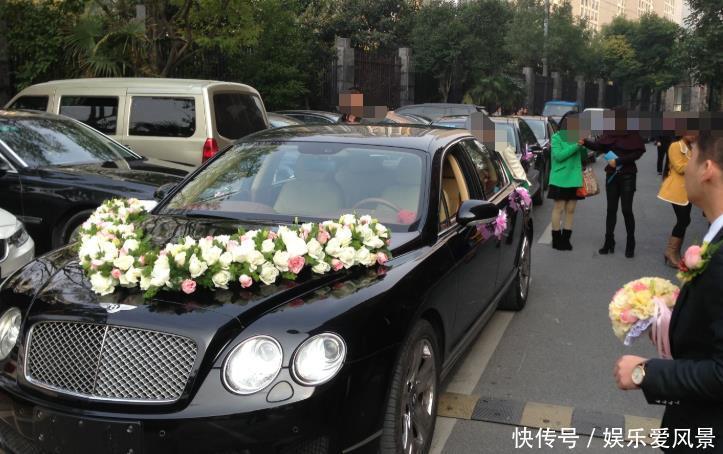 新郎|婚车后面跟着一辆凯迪拉克，车上横幅让新郎难做人，新娘真大度