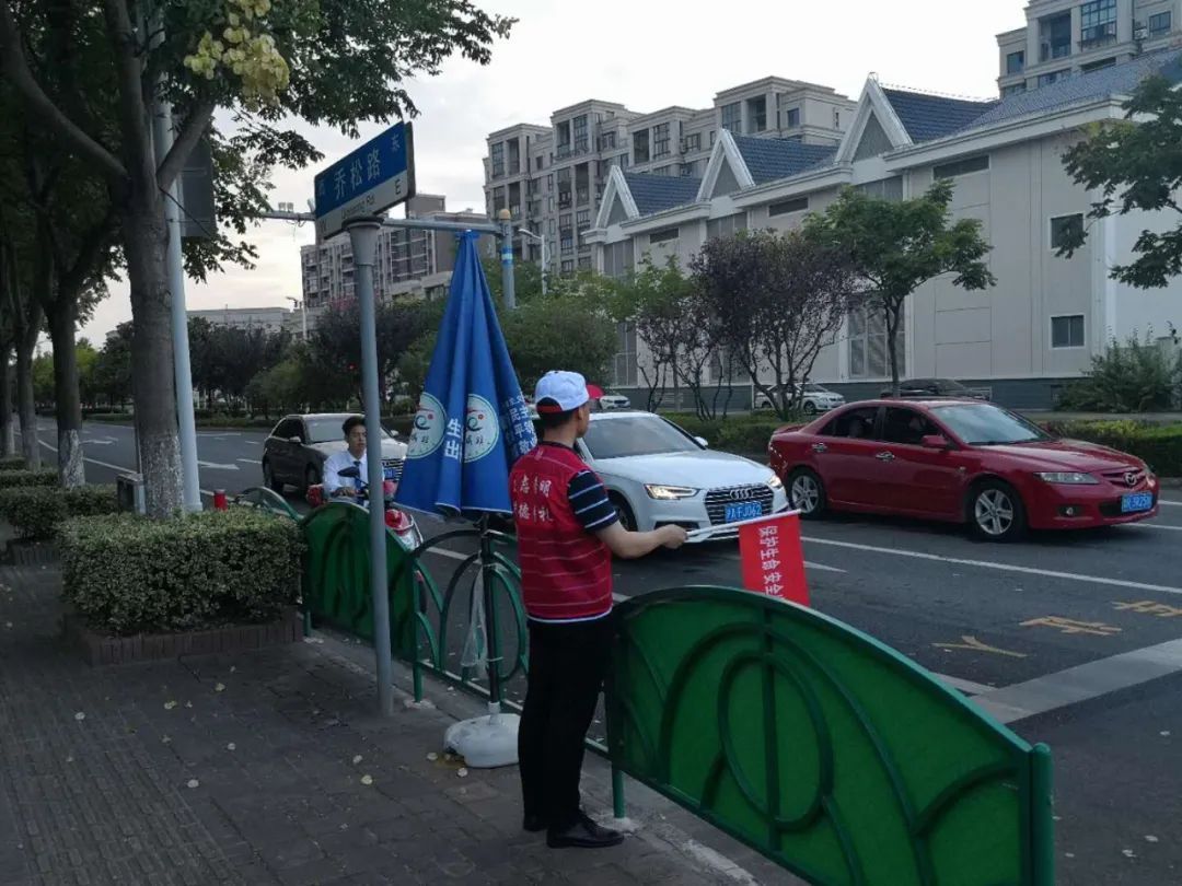 崇明|创城进行时丨崇明交警严查交通违法，提醒市民人人争做文明交通参与者