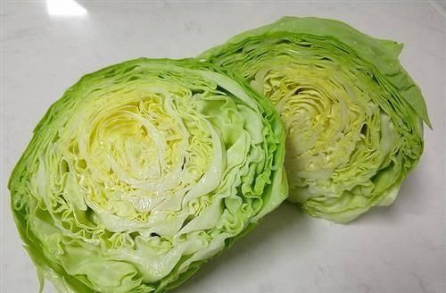  菜含有丰富|包菜别再干炒了，教你一个新吃法，上桌分分钟抢光，学到就是赚到