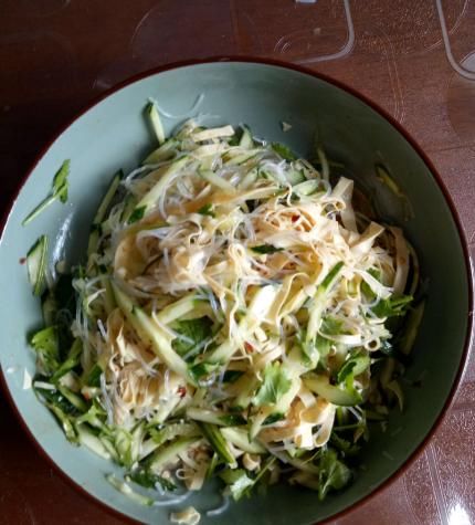  爽口|天太热，凉拌黄瓜别“单调”，搭配这2种食材，清脆爽口还下饭