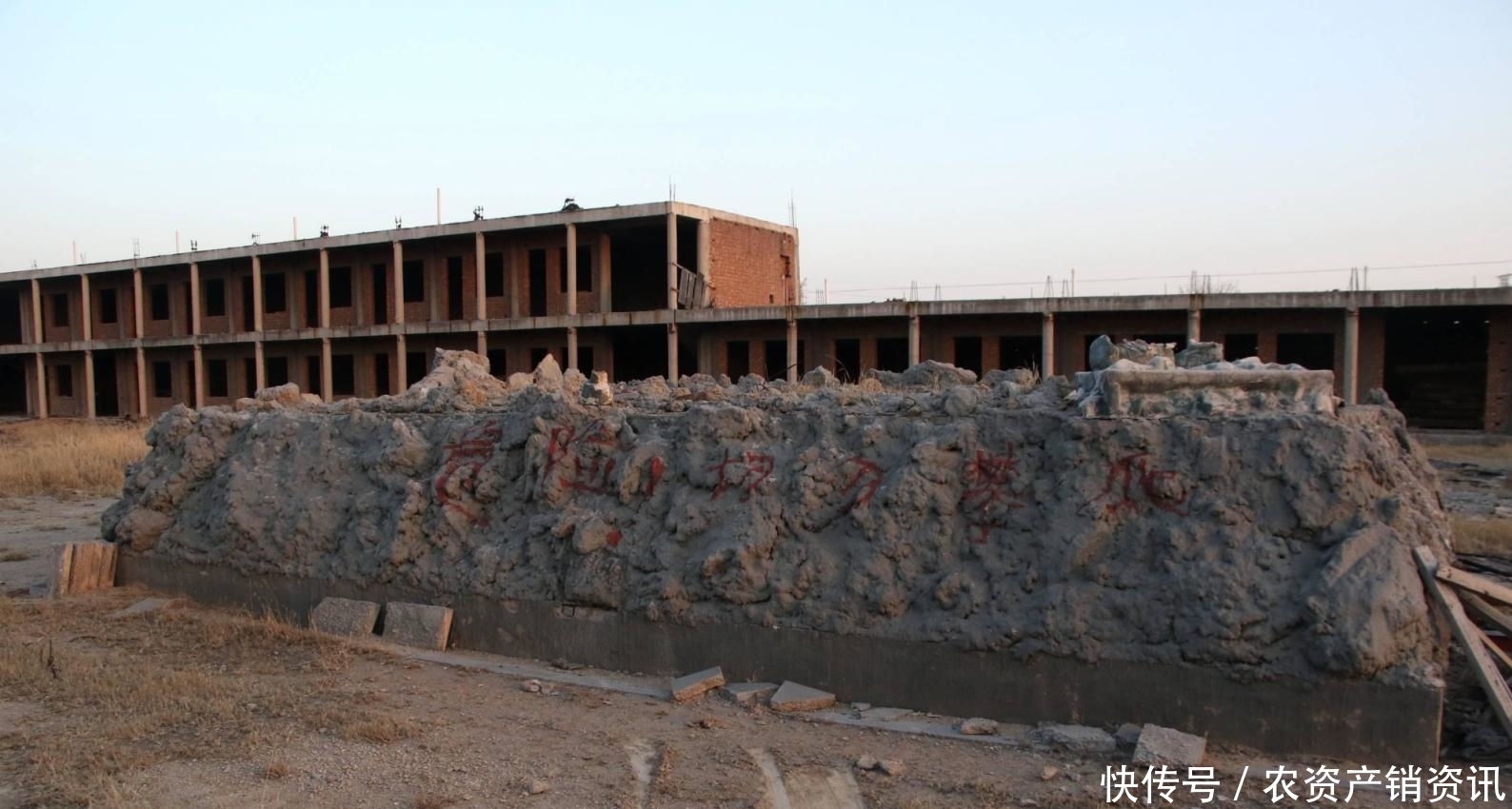 丽丽|世界上最大秦始皇铜像, 煅铜制造, 重6吨, 却在风中华丽丽地倒下