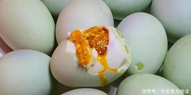 腌法|春天腌咸鸭蛋,别用盐水泡了,教你快速腌法,时间短油还多,真香