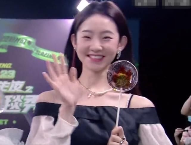  美颜|硬糖少女上节目当评委，出场时节目组忘开美颜，颜值如何一目了然