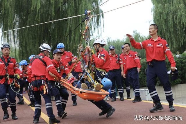 演练|洛阳神鹰救援队举行山地水域飞潜联合救援演练，动力伞、搜救犬、蛙人齐上阵