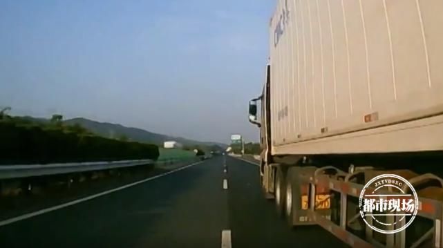  货车|驾驶员高速蛇形走位，连续3次撞上同一大货车，原因离谱！