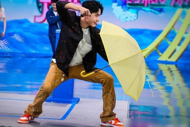  分饰|王一博一人分饰俩角《街舞》水舞台燃爆现场，《快本》呆萌游戏王