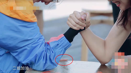  手腕|张歆艺和蔡少芬掰手腕，谁注意她另一只手咋放的？输是必然的