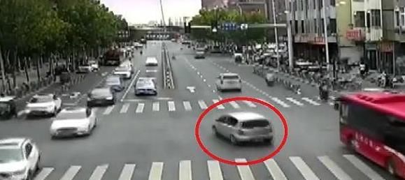  喝酒|女司机道路上S形开车，交警忙拦停查酒驾，打开车窗倒吸一口凉气