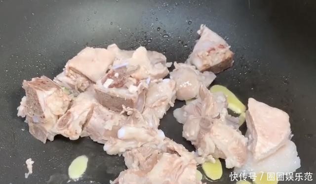  洗干净|煲排骨汤：排骨不要直接炖，也不要放料酒，多一个步骤，汤鲜味美