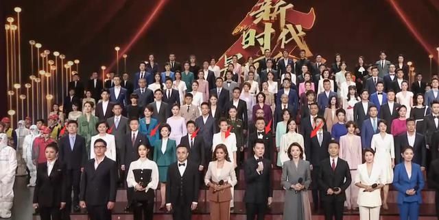  董卿|108位主持人“世纪同框”，董卿站C位，华少太业余，梁田比汪涵稳