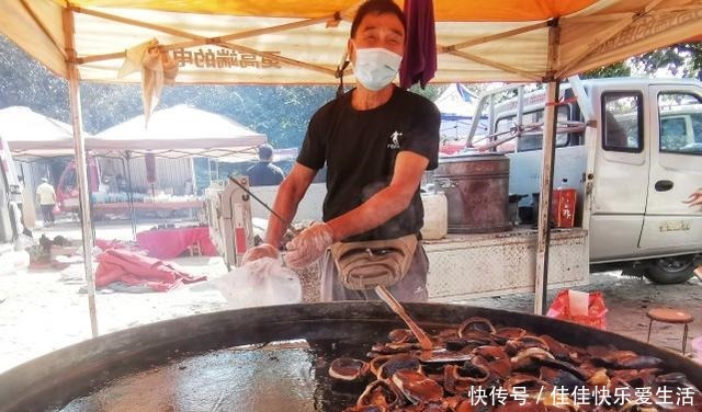 豫北地区|大叔集市卖暗黑美食一天百碗，外地人难下咽，本地人一天不吃就想