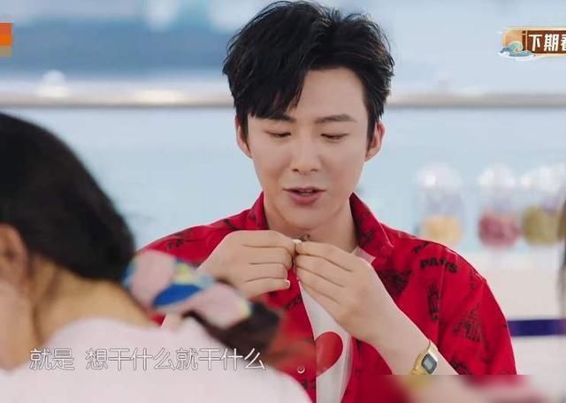  黄晓明|黄晓明离开《中餐厅》，刘宇宁接力上阵，直言工作太轻松