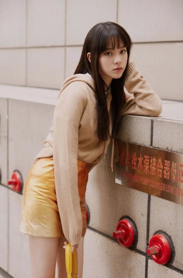 男粉|欧阳娜娜遇生理期却穿1公分短裙,当她侧身扭臀,男粉们要看尬了