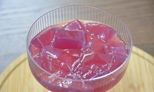 口感|口感Q弹嫩滑,无色素低热量的颜值葡萄冻撞奶,来一杯消暑清凉