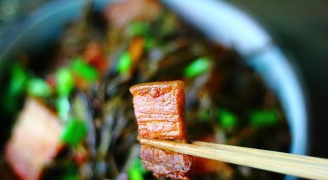  五花肉|1块五花肉，1把干豆角，放锅里炖一炖，又香又下饭，一碗都不够吃