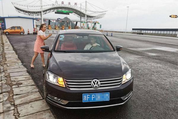  交警|紧急！车上有个危重病人，交警闯红灯11分钟送医救治