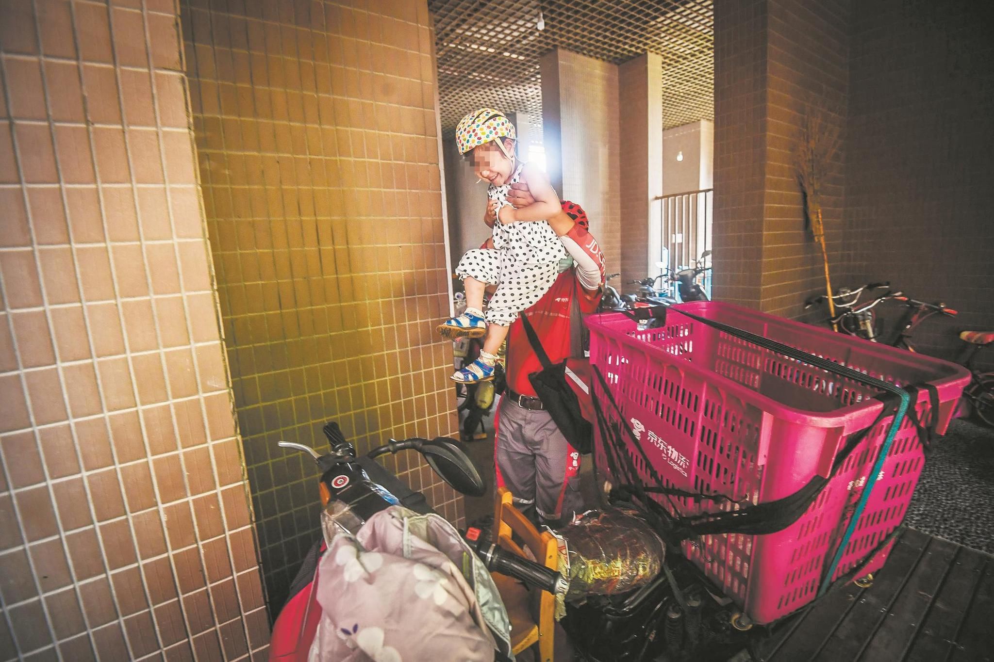 快递|武汉一快递员腰系脑瘫女儿送快递,居民称其“袋鼠爸爸”